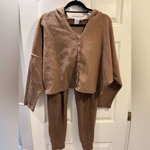 Project Social T Lounge Set